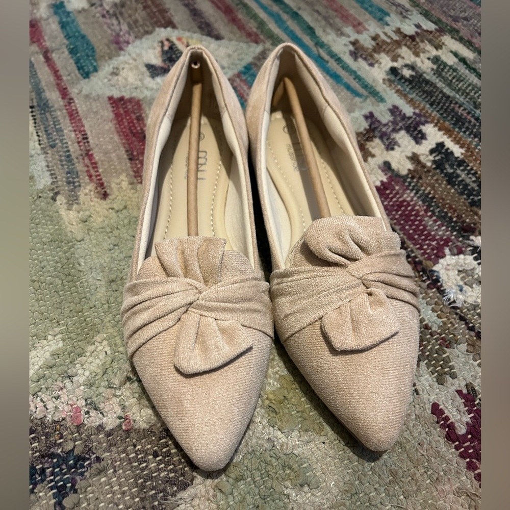 Super cute, flats. New, in Box. Cream/off white/beige color. 7.5